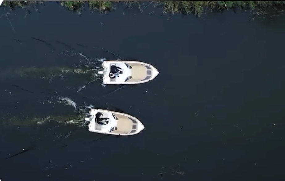 Meerdere boten op het water voor een bedrijfsuitje aan de Westkust