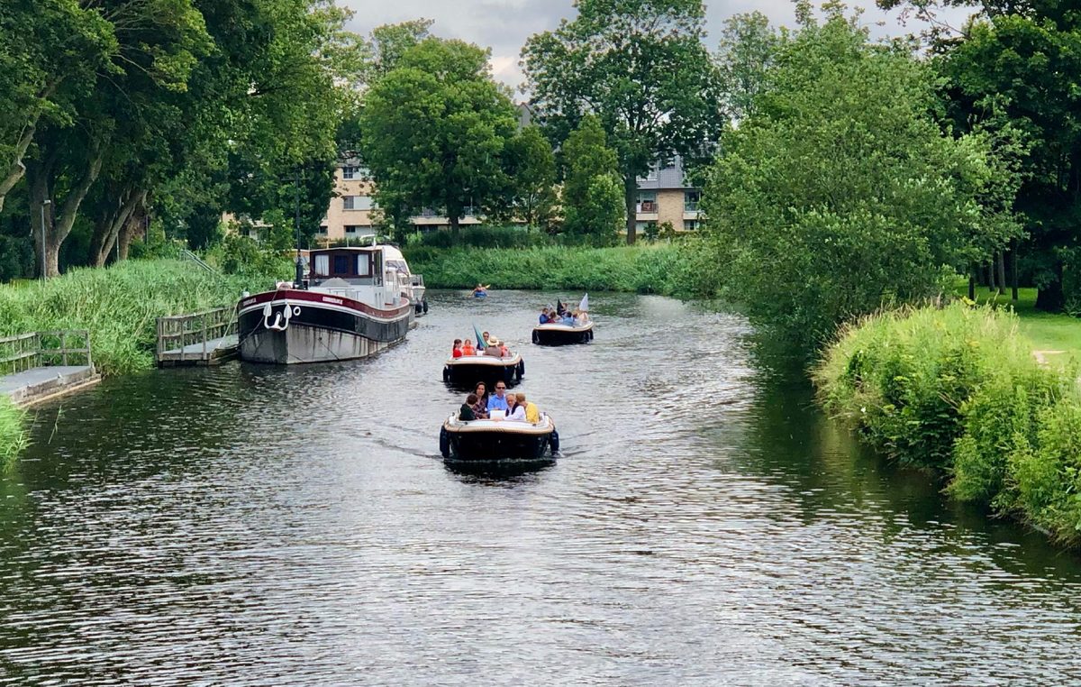 Zelf varen zonder vaarbewijs na een korte instructie – sloep huren aan de Westkust